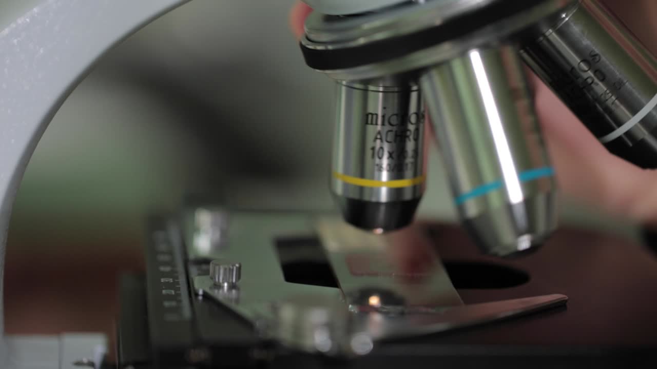 使用中の微鏡のクローズアップ