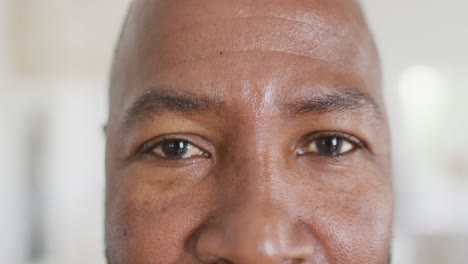 retrato de un feliz hombre afroamericano mirando a la cámara y sonriendo
