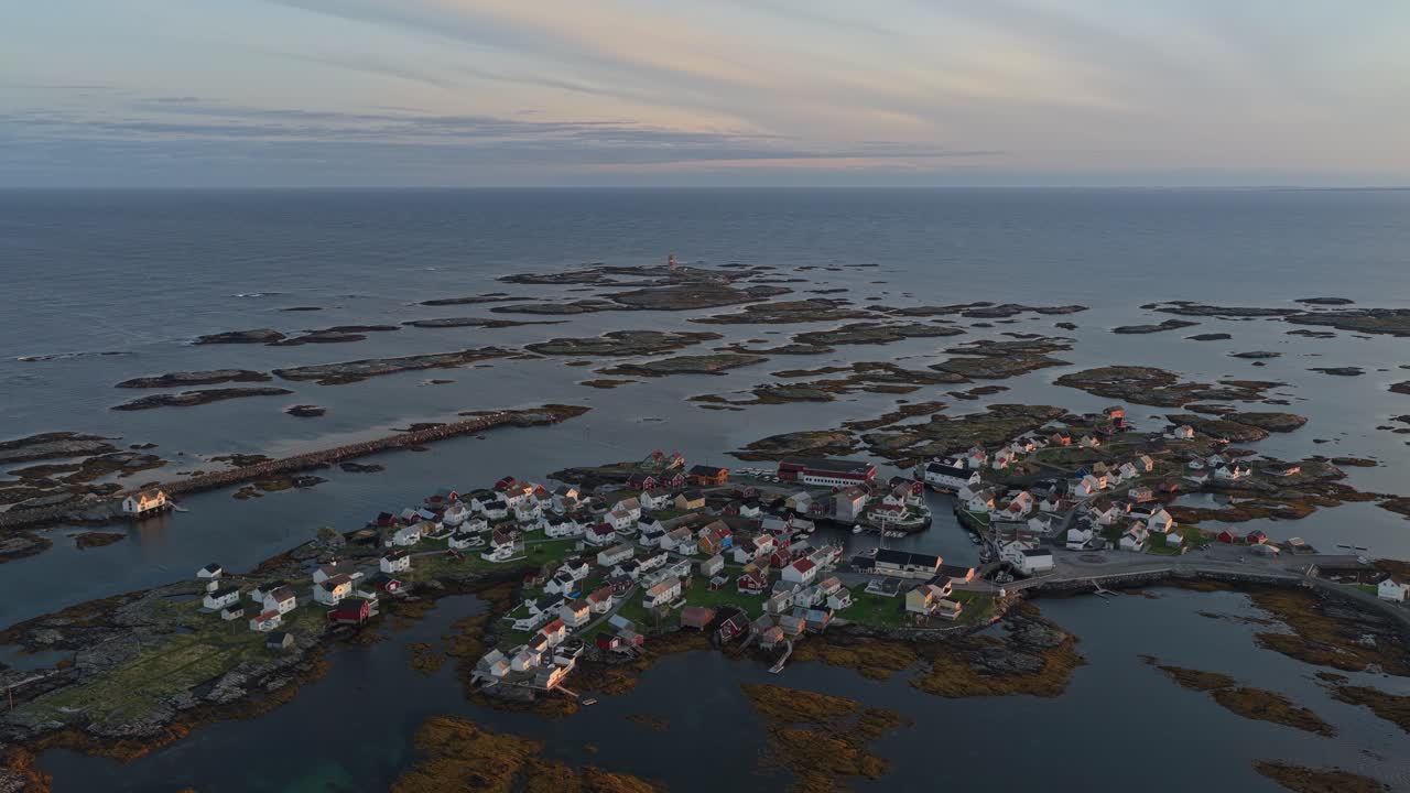 Norwegisches Inseldorf Veiholmen aus der Luft in der goldenen Stunde