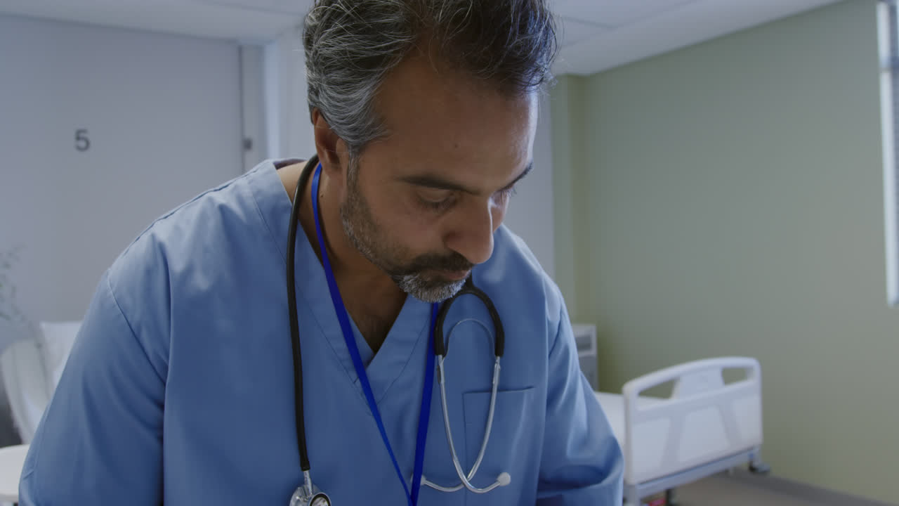 Professionista medico che lavora in ospedale