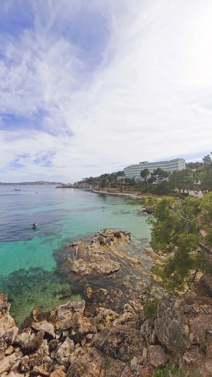 Vista costiera di Cala Fornells a Calvià, Maiorca, Spagna - Mare turchese e scogliere.