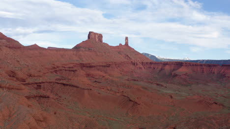 Large-Natural-rock-formation,-Parriot-Mesa,-in-Utah-desert,-Moab