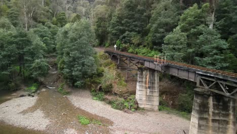 Tren-De-Vapor-Del-Río-Thompson-En-Gippsland,-Victoria