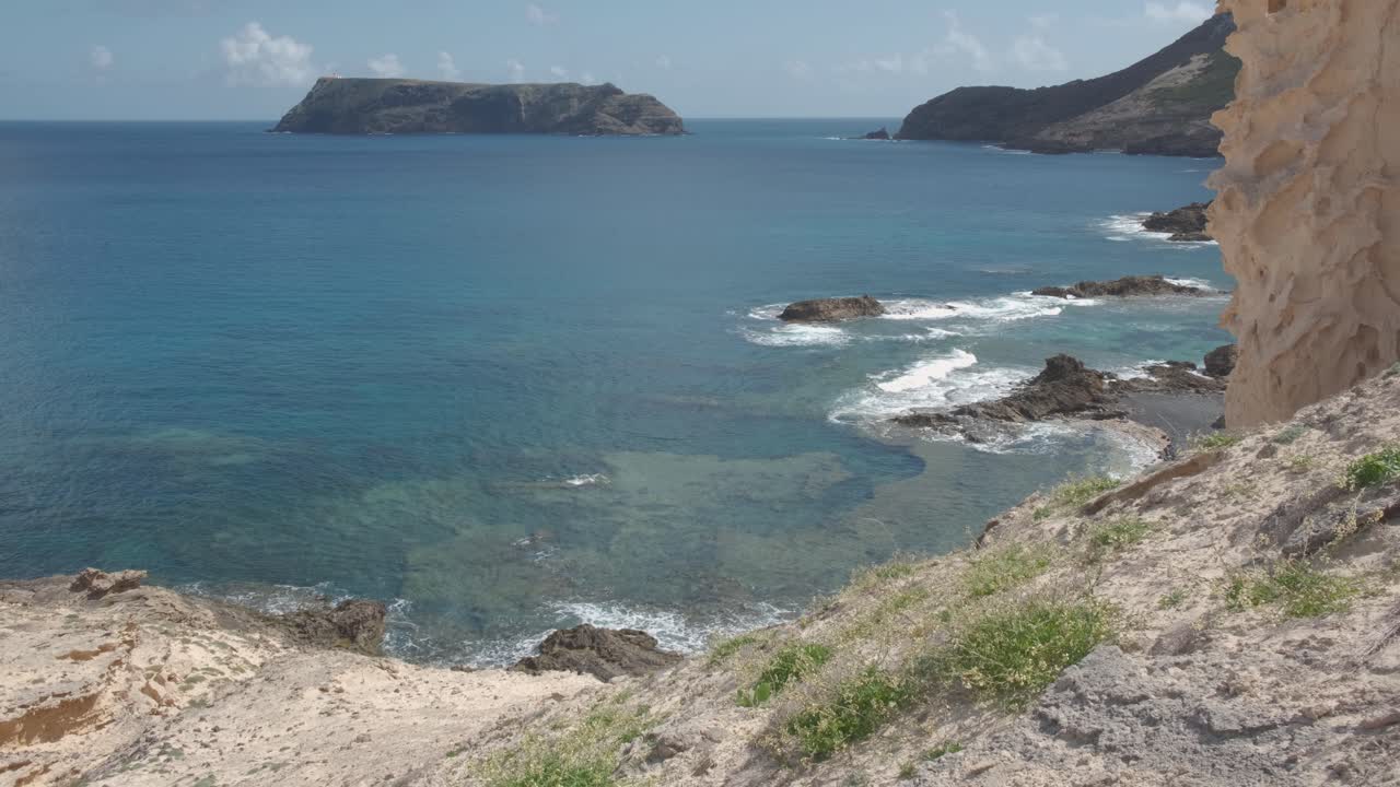 ángulo alto de la costa de porto dos frades con un islote rocoso en el fondo, portugal