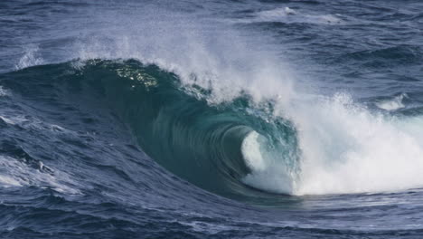 Seitenansicht-Einer-Atlantikwelle,-Die-Mit-In-Die-Luft-Sprühender-Kalktünche-Zusammenstößt