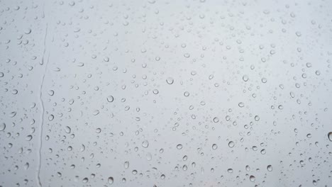 Imágenes-En-Cámara-Lenta-De-Fuertes-Gotas-De-Lluvia-Cayendo-Sobre-El-Cristal-De-Una-Ventana.