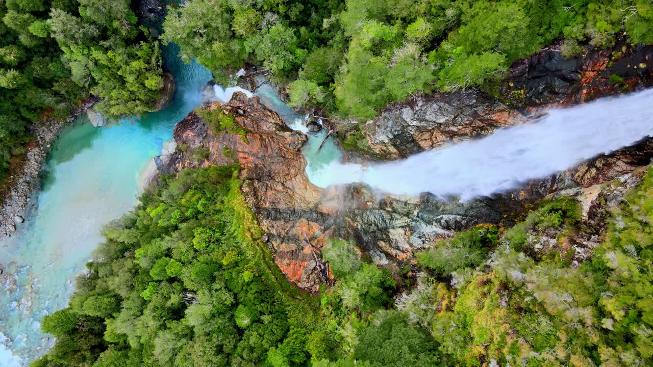 Veduta dall'alto della cascata del Rio Blanco circondata dalla foresta del Parco Nazionale Hornopirén, Cile.