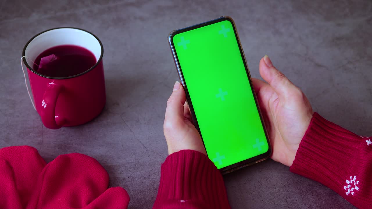 pantalla verde pnone en las manos. tiempo de navidad