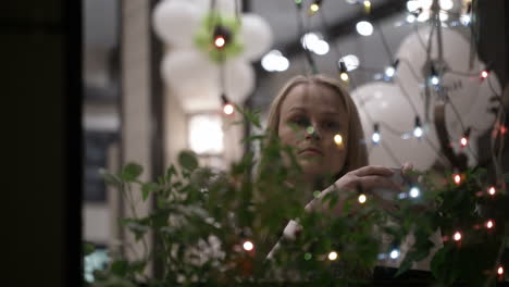 Woman-talking-on-the-phone-in-cafe