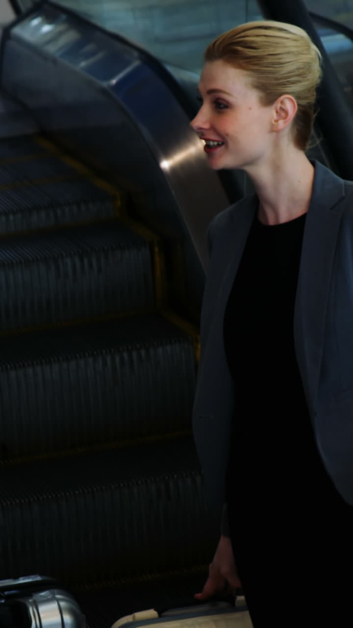 personas de negocios interactuando en una escalera mecánica