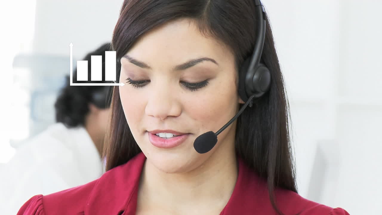 icono de gráfico contra mujer caucásica ejecutiva de atención al cliente que trabaja en la oficina