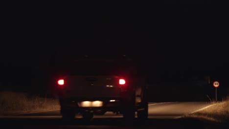 Tráfico-De-Coches-En-La-Carretera-Nocturna.