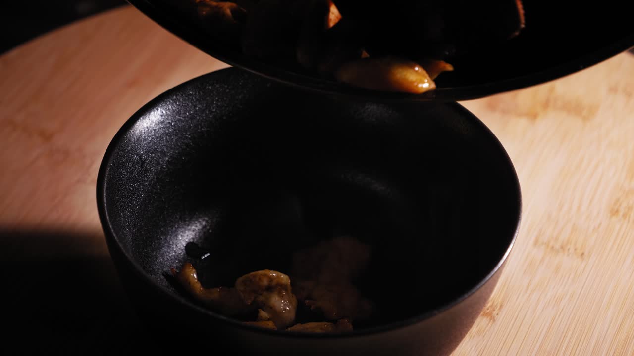 transferir carne de pechuga de pollo frita de la sartén al tazón