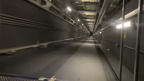 vista del túnel de elevación larga a través del techo de cristal