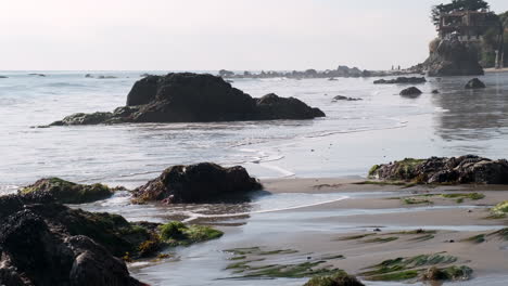 Marea-Creciente-En-Una-Playa-Rocosa-De-California