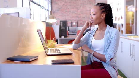 Afroamerikanische-Gelegenheitsgeschäftsfrau,-Die-Im-Büro-Videoanrufe-Mit-Laptop-Macht,-Zeitlupe