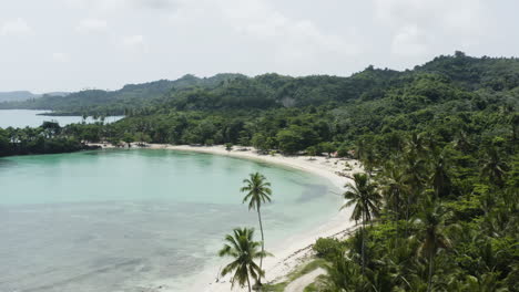 Crystal-clear-seas-and-gold-sand-beaches-along-the-Dominican-Republic-coastline-at-Playa-Rincon