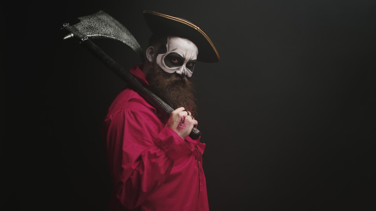 Uomo pazzo truccato vestito da pirata