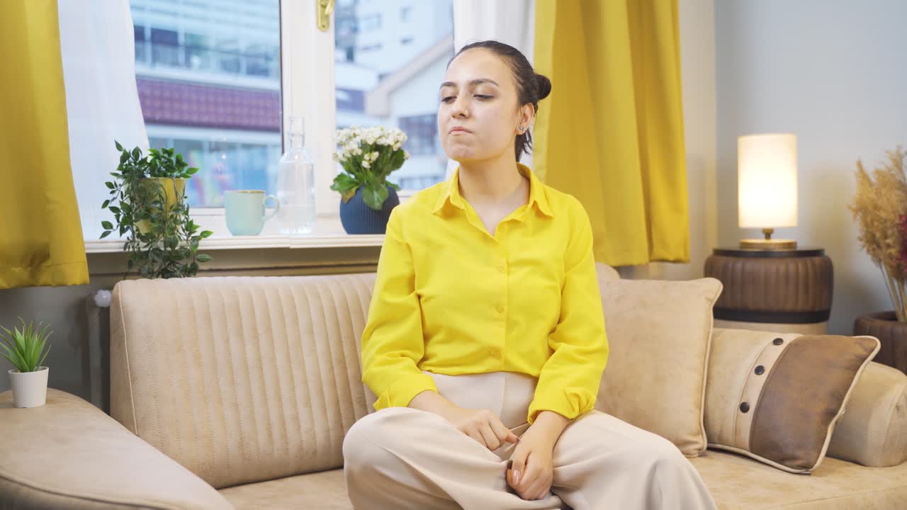 공격적인 젊은 여성이 자기 자신에게 화를 내고 있습니다.