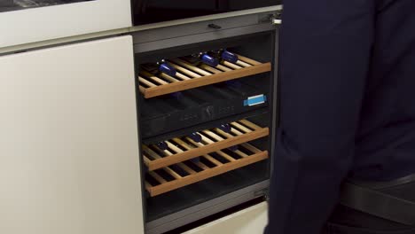 refrigerador de vino moderno en una cocina