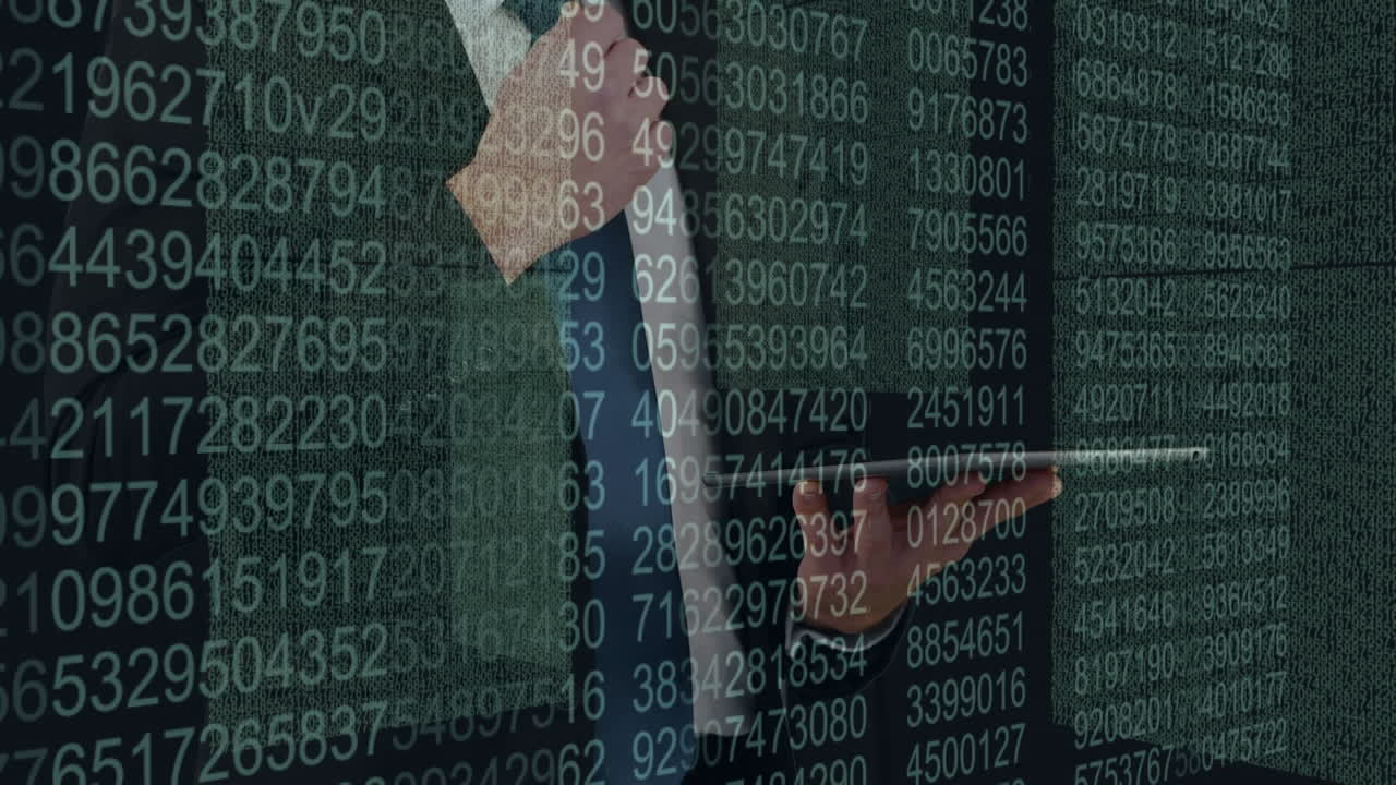 animación del procesamiento de datos sobre el hombre de negocios en la sala de servidores