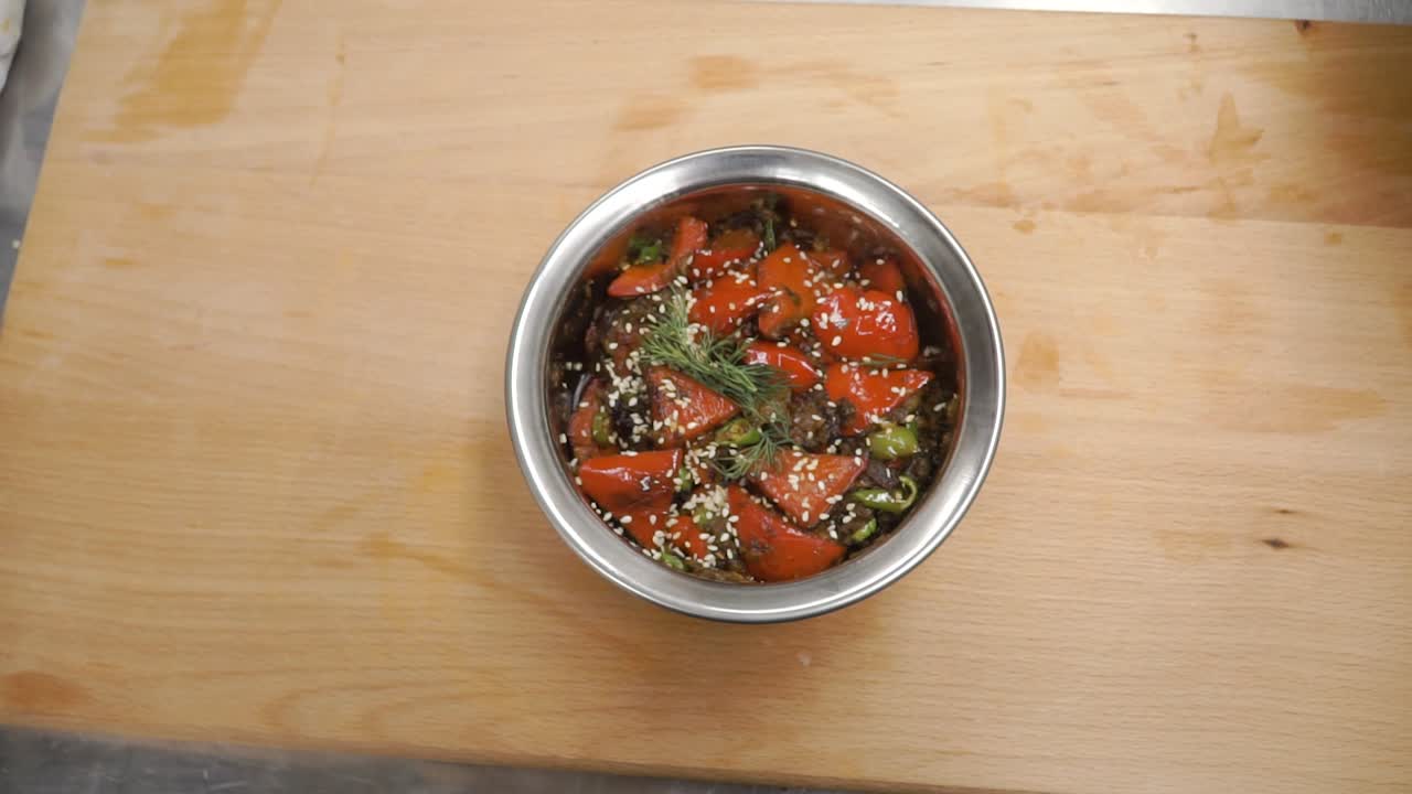 채소 러드를 준비하고 있습니다.