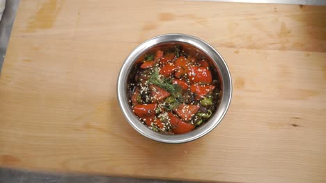 preparando una ensalada de verduras