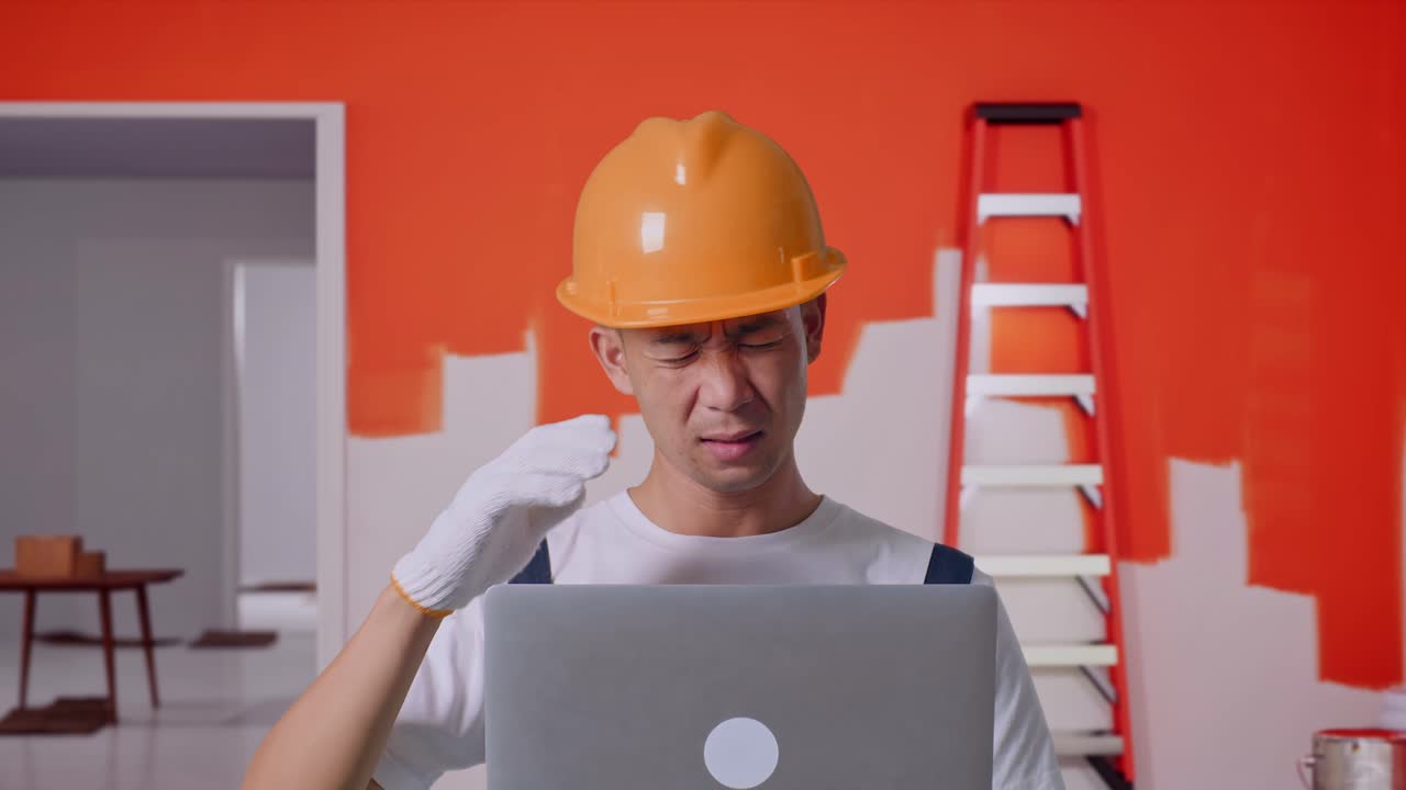 contratista estresado que se ocupa de un problema