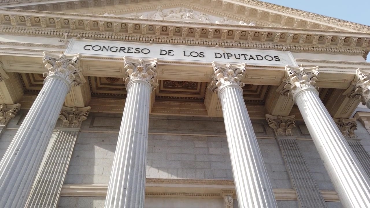 Inclinazione verso il basso da angolazione bassa del Congresso dei Deputati di Madrid, Spagna: frontone neoclassico e colonne corinzie