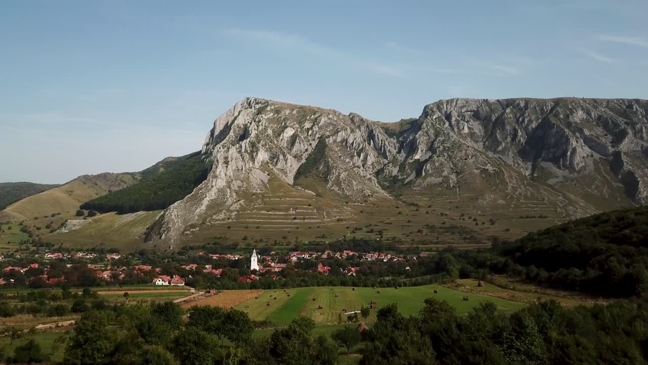 Torockó, conosciuto anche come Rimetea, è un pittoresco villaggio incastonato in Transilvania, Romania, rinomato per il suo mozzafiato sfondo montuoso