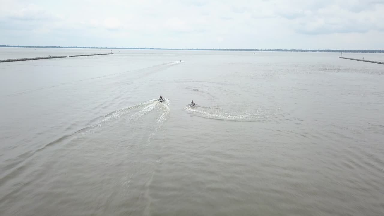 drone volando sobre un río en delaware