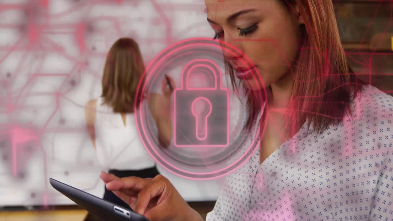 animación del candado en círculos y patrón de navegación sobre una mujer biracial usando una tableta