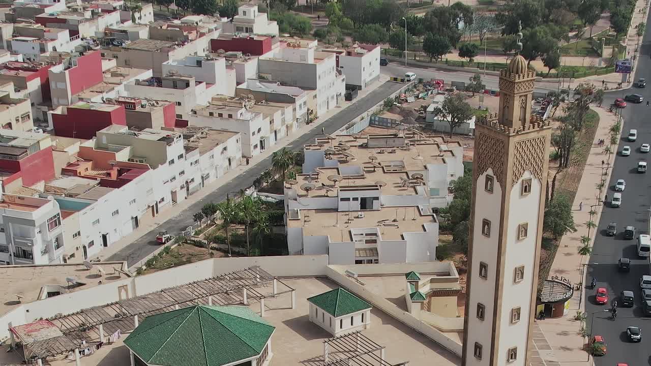 Con phố đông đúc ở Morocco với kiến trúc truyền thống, nhìn từ trên cao