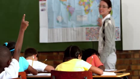 alumno levantando la mano durante la lección de geografía en el aula