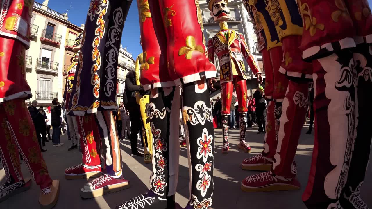 거대한 인물 퍼레이드