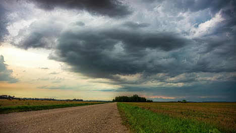 Tormenta-De-Verano-Mientras-Un-Agricultor-Cosecha-Cultivos---Dramático-Paisaje-Nuboso-Lase-De-Tiempo