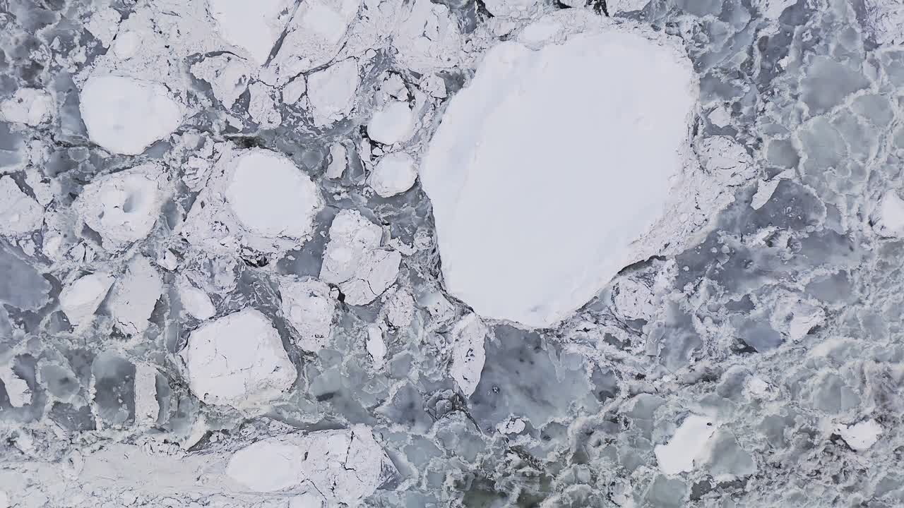 얼어붙은 물 표면의 얼음 형성, 위에서 아래로 볼 수 있습니다.