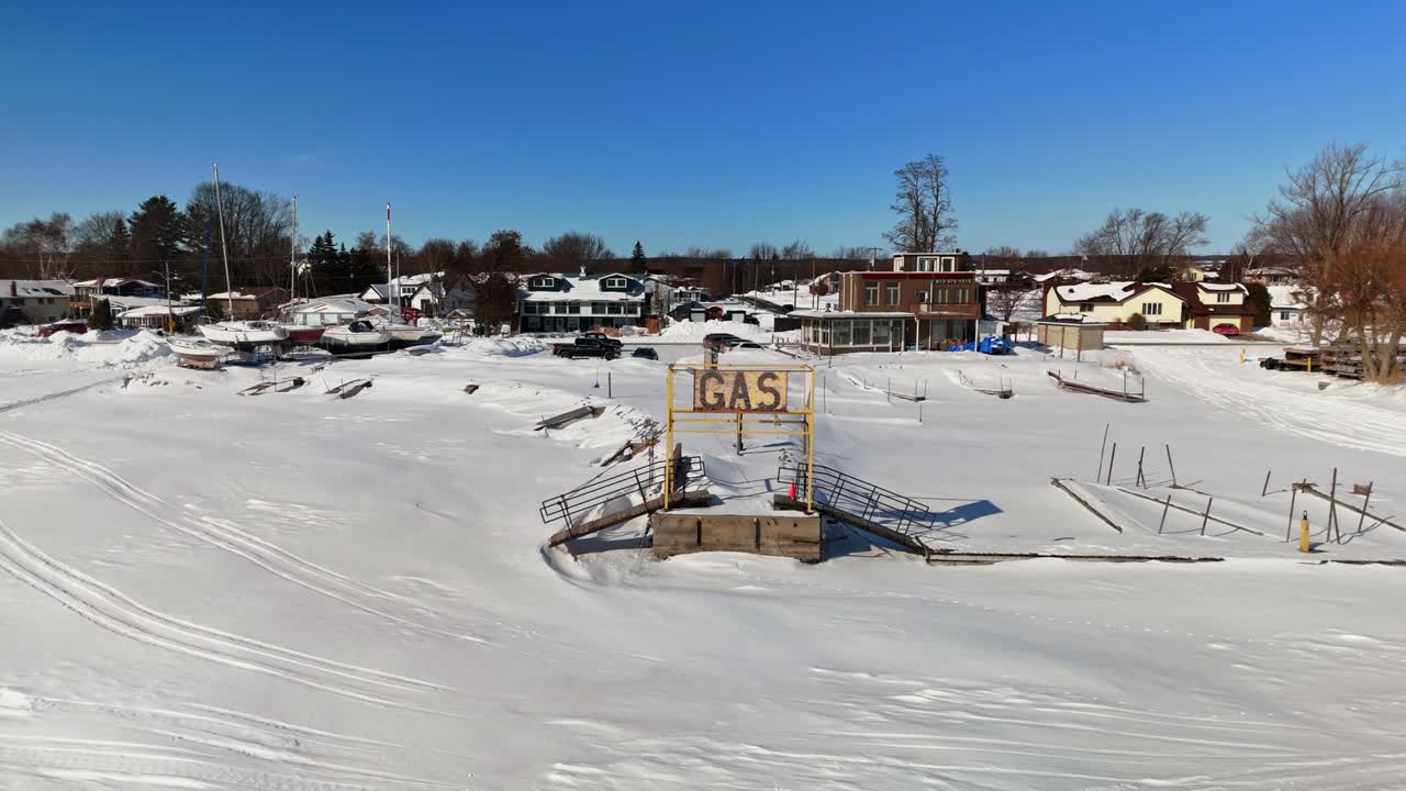 Flygbild med drönare av skylt för gaspåfyllning för båtar i hamnen i Gosport Brighton Ontario en vinterdag i Kanada