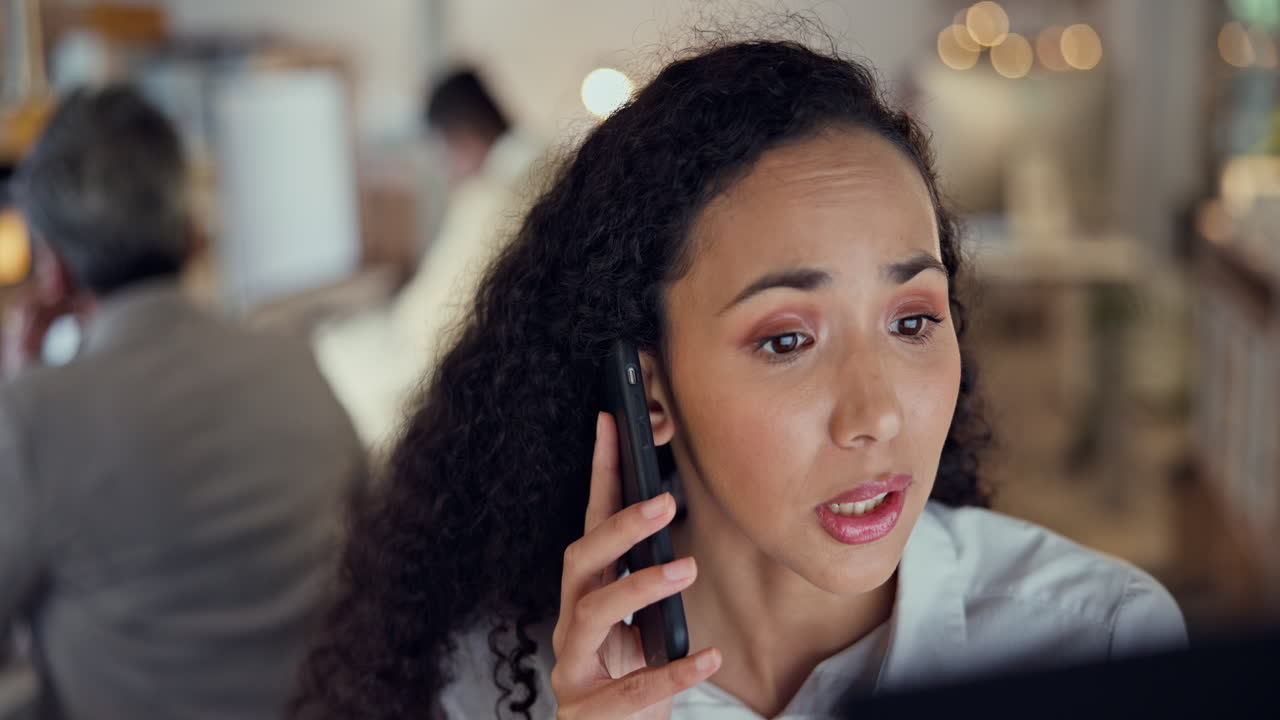 llamada telefónica, noche y mujer de negocios en la computadora