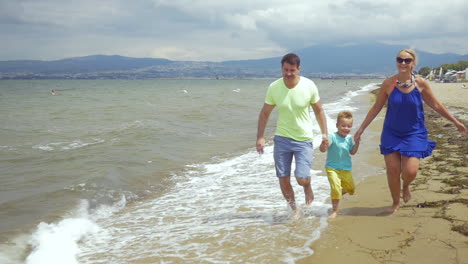 Glückliche-Familie,-Die-Am-Meer-Läuft