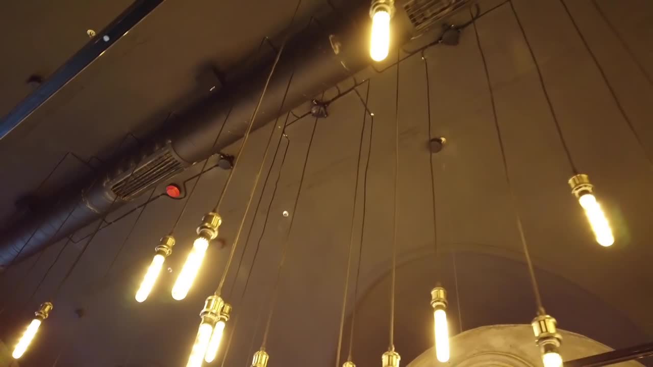 Pencahayaan lampu di pub. Interior pub.