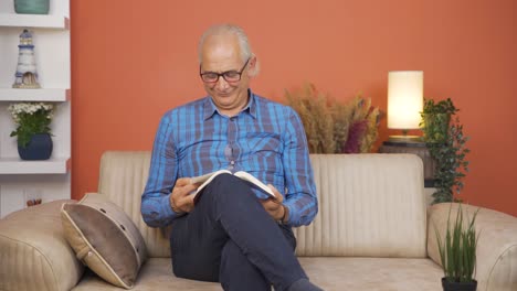 The-old-man-reading-the-book.