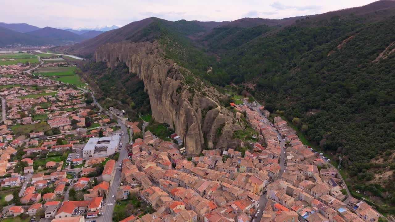 Vista aérea del pueblo de Les Mées junto a altos picos de piedra en Provenza