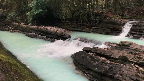 pequeña cascada en lo alto de las montañas