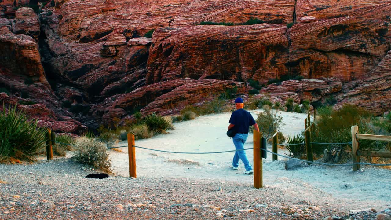 남서부 산악 고원 에서 산책 하는 독신 남자