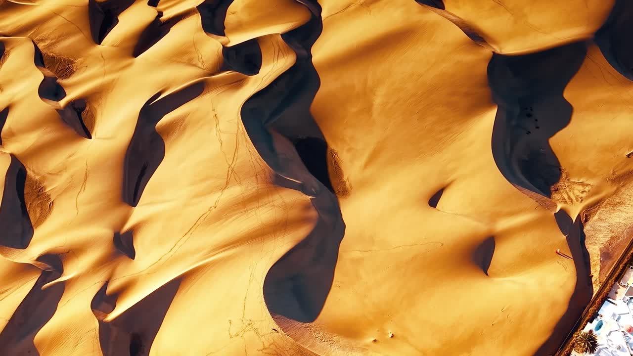 Vista aerea delle dune di sabbia a Gran Canaria, Spagna, che cattura il paesaggio