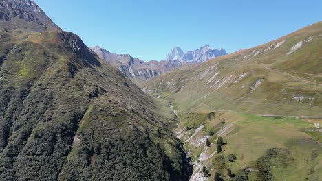 impresionantes imágenes de un dron de un valle alpino en verano