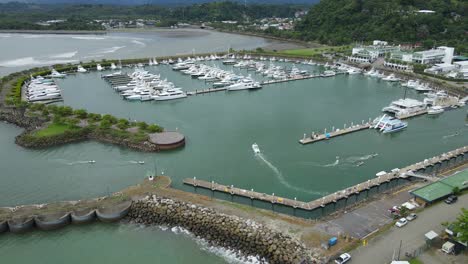 Vista-Aérea-De-Drones-De-La-órbita-En-Pez-Vela-Marine,-Quepos,-Costa-Rica