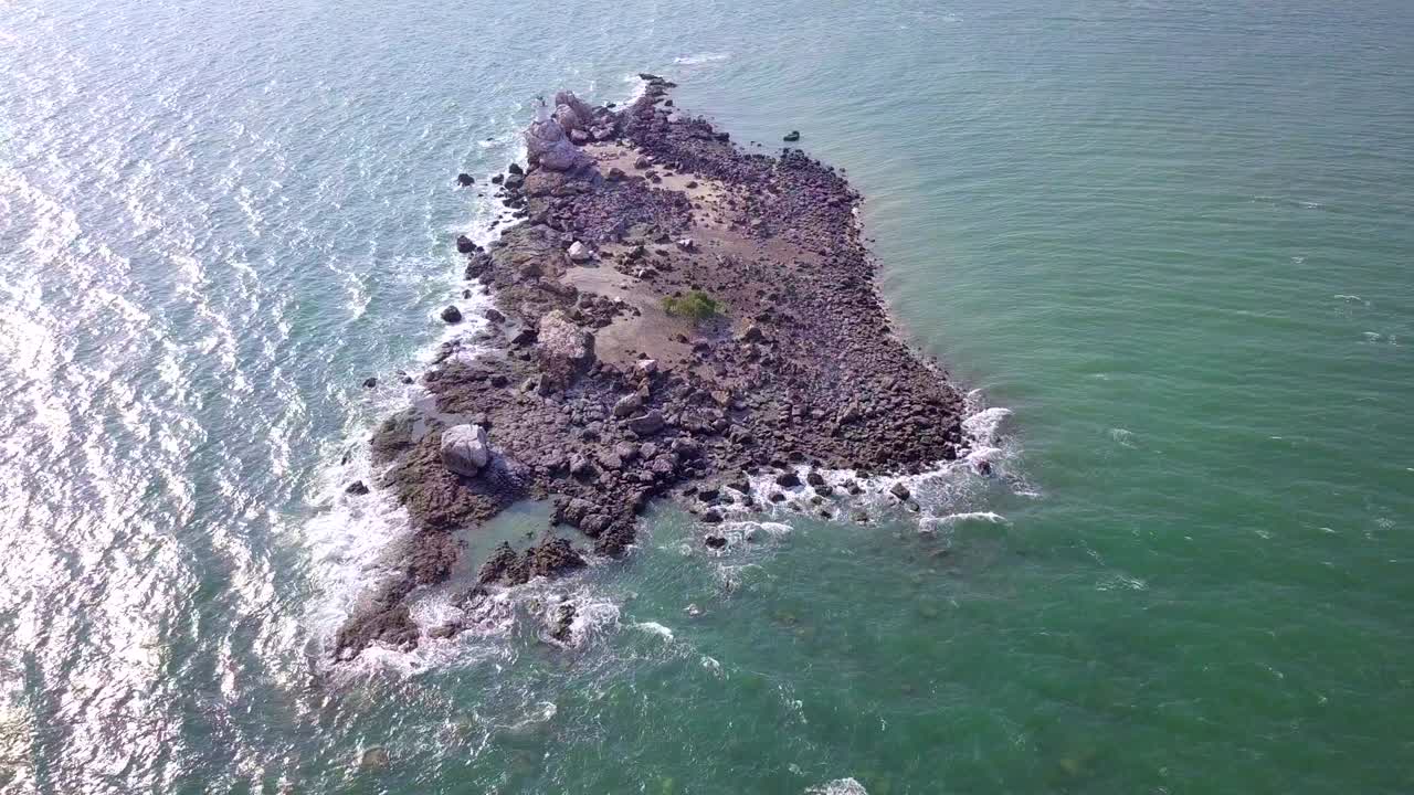 pequeñas islas de arrecife en el mar
