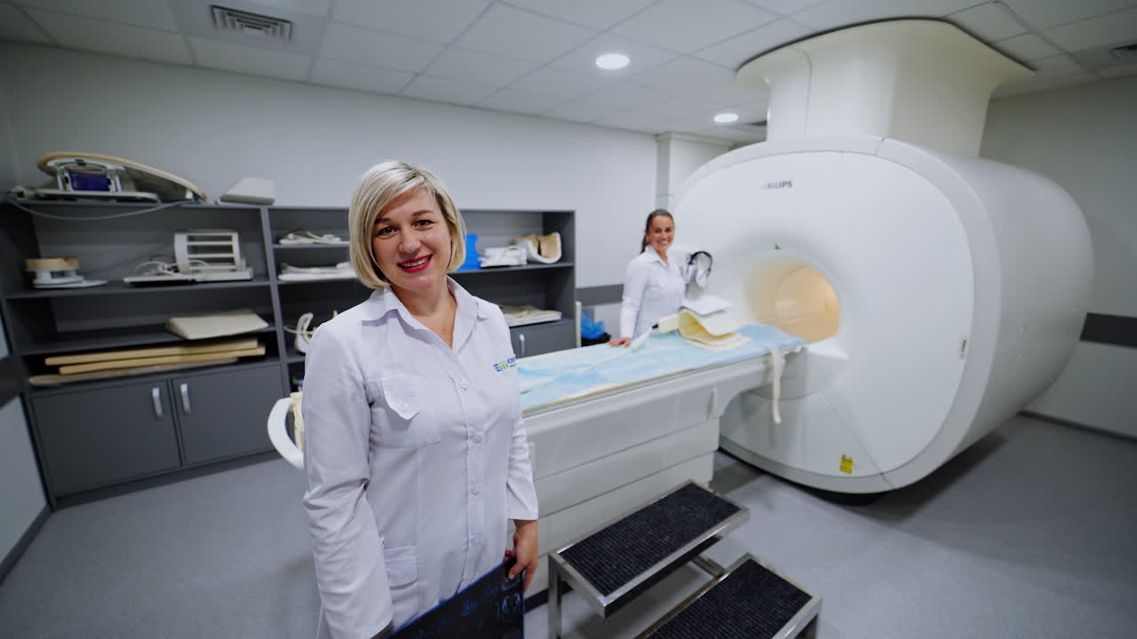 Personale medico e macchina per risonanza magnetica in ospedale